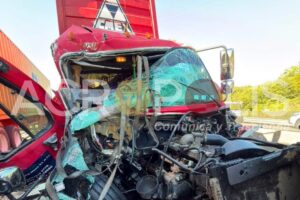 Camión cargado con vidrio choca contra tráiler por presunta falla en los frenos sobre la Xalapa–Perote