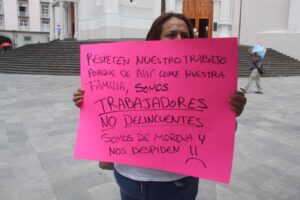Se manifiestan en Xalapa por presuntos despidos en la SEV; piden intervención de la gobernadora