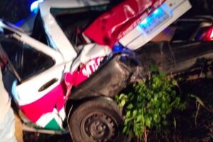 Fuerte accidente entre autobús AU y taxi deja tres lesionados
