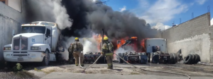 Incendio alcanza cuatro tractocamiones en Saltillo
