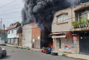 Evacúan colonia tras incendio en bodega de Iztapalapa