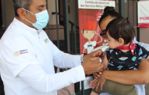 Familias madrugan para vacunar a menores en Xalapa