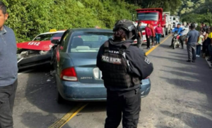 Choque entre taxi y auto bloquea carretera