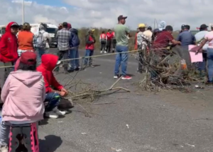 Manifestantes cierran vías en Perote y Altotonga
