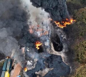 Controlan incendio en pozo de PMV en Jáltipan