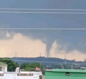 Tromba marina sorprende a Alvarado y deja daños en zona pesquera