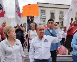 Cardenistas protestan en Plaza Lerdo por baches y falta de agua en Xalapa