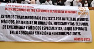 Personal del Centro de Alta Especialidad Rafael Lucio protesta por carencias