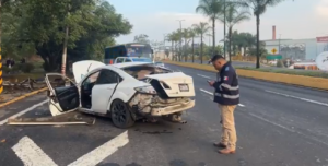 Conductor queda atrapado tras fuerte choque en Xalapa