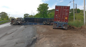 Accidente de tráiler paraliza carretera en Paso de Ovejas