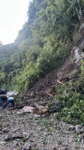 Derrumbes en Tlaltetela mantienen en alerta a automovilistas por lluvias (+ VIDEO)