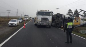 Conductor queda prensado tras volcadura en la carretera Perote-Altotonga