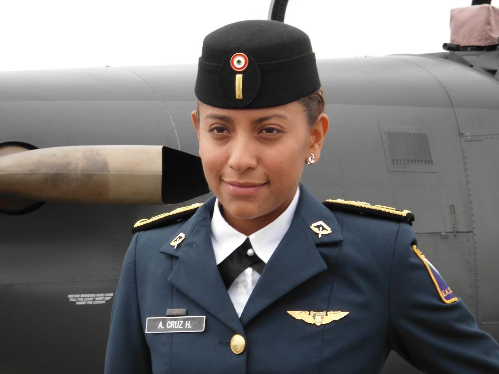 Andrea Cruz, primer mujer piloto de la Fuerza Aérea -