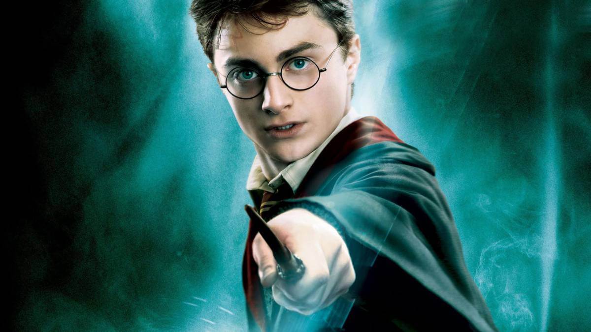 Un miércoles 31 de julio, pero de hace 39 años nació Harry James Potter; el legendario personaje más famoso del mundo mágico creado por la escritora J. K. Rowling, quien cumple 54 años el mismo día.