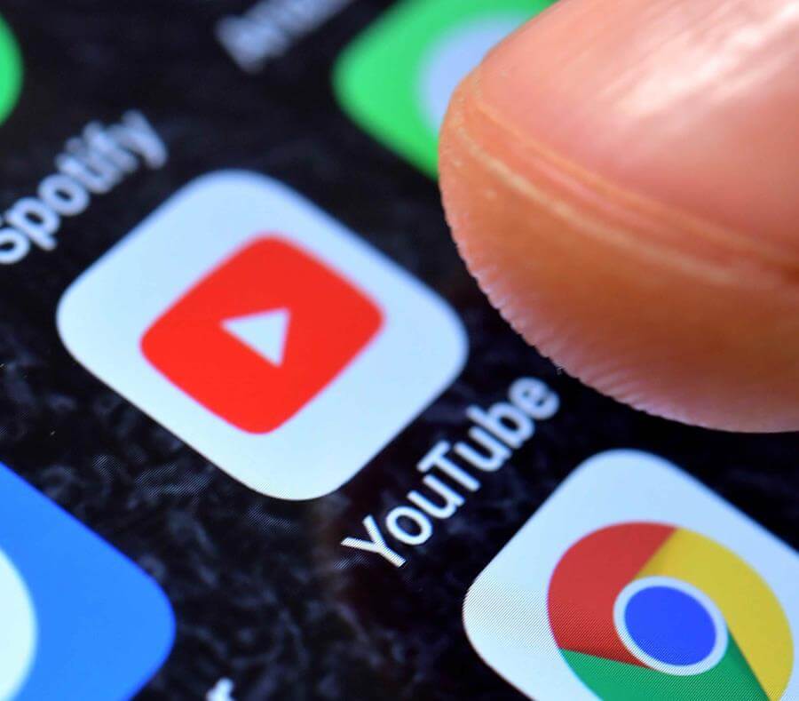 Autoridades regulatorias de Estados Unidos multaron a YouTube con 170 millones de dólares para resolver las acusaciones de que recopilaba datos personales de menores de edad sin consentimiento de sus padres.