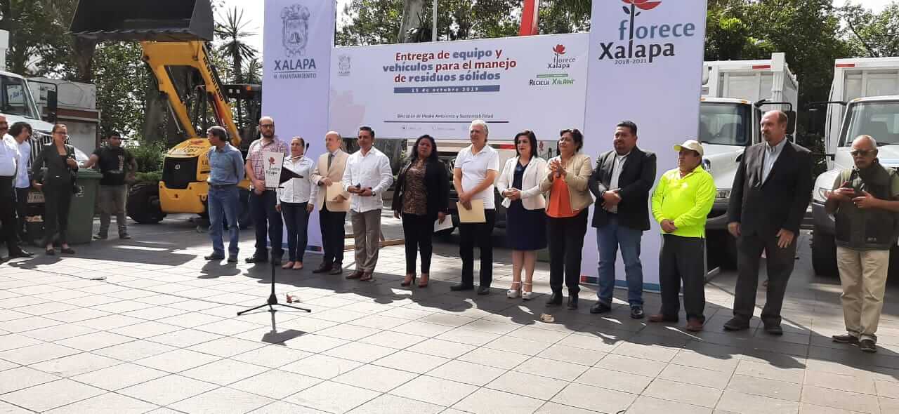 Durante la entrega de equipamiento y vehículos para el manejo de residuos sólidos, el alcalde Hipólito Rodríguez Herrero, reveló que la empresa Veolia se fue de Xalapa.