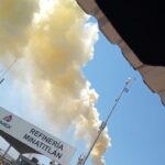 Se registra fallo en una planta de la refinería Minatitlán, alarma columna de humo amarillo