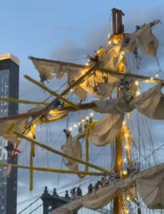 Buque Cuauhtémoc sufre percance en Brooklyn, Nueva York, deja 2 muertos