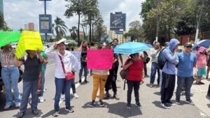 Padres de familia y docentes del Centro Educativo “Las Maravillas” se manifestaron en la SEV