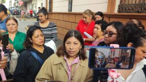 Padres de familia se manifiestan en el Colegio Preparatorio de Xalapa