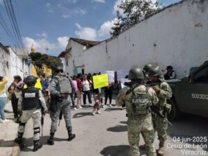 Simpatizantes del PAN en Villa Aldama exigen recuento de voto por voto al Consejo Municipal
