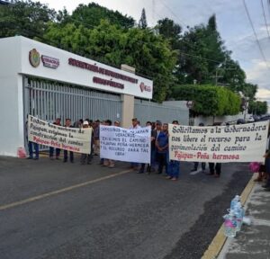 Pobladores de Pajapan exigen construcción de obra y se manifiestan en la SIOP