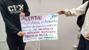 Alumnos de la prepa Juárez se manifiestan frente al Palacio de Gobierno