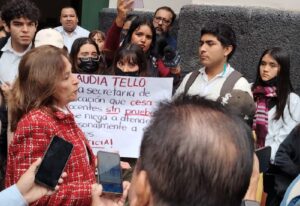 Gobernadora atiende a alumnos de la Prepa Juárez a las afueras del Palacio de Gobierno