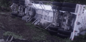 Vuelca tráiler de doble remolque en la autopista Córdoba-Veracruz