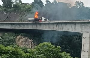 Se incendia pipa cargada de combustible en libramiento Xalapa-Corral Falso
