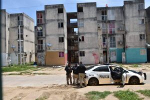 Tres personas sin vida al exterior de un departamento