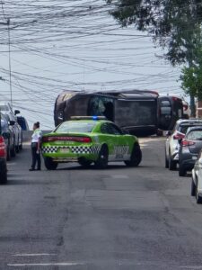Trabajador del Poder Judicial vuelca su auto por manejar presuntamente en estado inconveniente