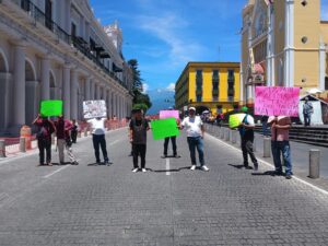 Taxistas se manifiestan por las nuevas tarifas en Xalapa