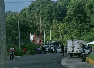 Habitantes de Totutla bloquean carretera por joven desaparecida