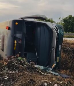 Vuelca autobús con trabajadores del IMSS de Coatzacoalcos en autopista Cosoleacaque – Acayucan 