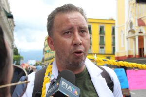 Marchan trabajadores del IMSS Bienestar en el centro de Xalapa