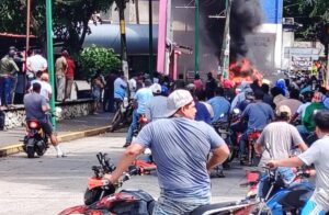 Momentos de tensión se vivieron en Tezonapa; pobladores amarraron a dos elementos de tránsito