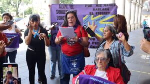 Ganadoras de “Medalla Insurgente” bloquearon la calle Enríquez, denuncian que el IMMX contrató a un agresor