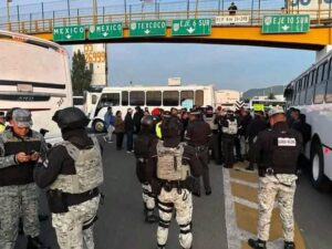 Transportistas cierran autopista México- Puebla, exigen más seguridad