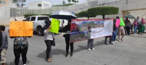 Se manifiestan a las afueras de la FGE, denuncian invasión de terrenos