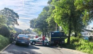 Por falla en los frenos camión de volteo impacta a varias unidades en Banderilla