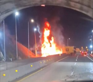 Tractocamión se incendia, luego de chocar en el libramiento de Xalapa