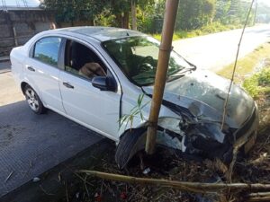 Joven sufre accidente vehicular en la carretera Xico–Coatepec; resultó con lesiones leves