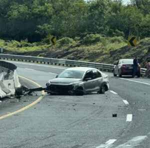 Trabajadora de la SEV pierde el control de su unidad en la autopista Perote – Xalapa a la altura de Las Vigas