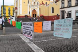 Docentes jubilados toman la calle Enríquez, exigiendo pago de seguro institucional