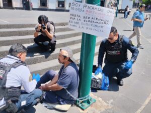 Paramédicos atienden a hombre que se encadenó en el centro de Xalapa