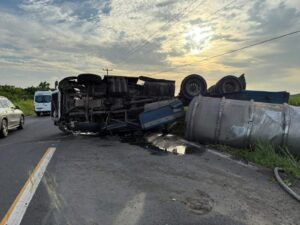 Volcadura de un tráiler en la carretera Coatzacoalcos- Minatitlán