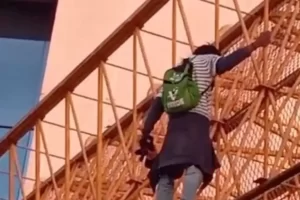 Masculino camina al borde de puente peatonal sobre la avenida Lázaro Cárdenas