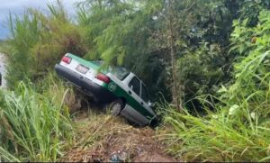 Por fuertes lluvias un taxi salió de la carretera en Emiliano Zapata