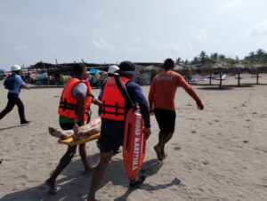 Rescatan a hombre en playa Chachalacas